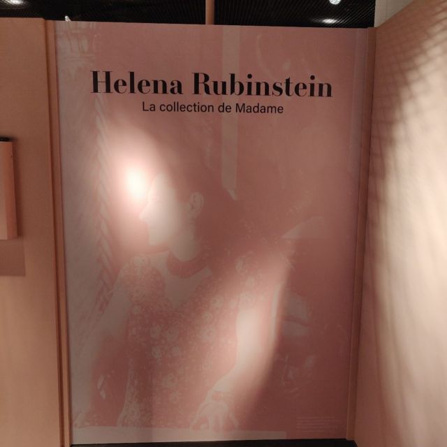Bannière d'entrée d'exposition Helena Rubinstein, la collection de Madame, sur fond rose