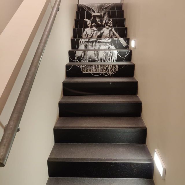 Habillage graphique de contremarches d'escalier illustrant une ascension en montgolfière