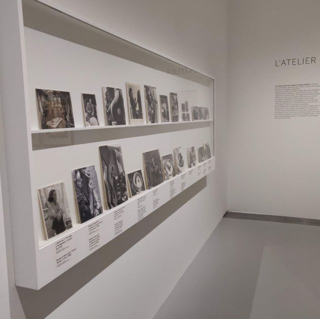 Mur d'exposition L'Atelier présentant des photographies d'archives d'un artiste