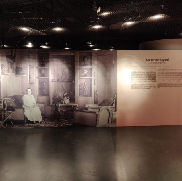 Mur photographique grand format Un certain regard avec panneau de texte scénographique