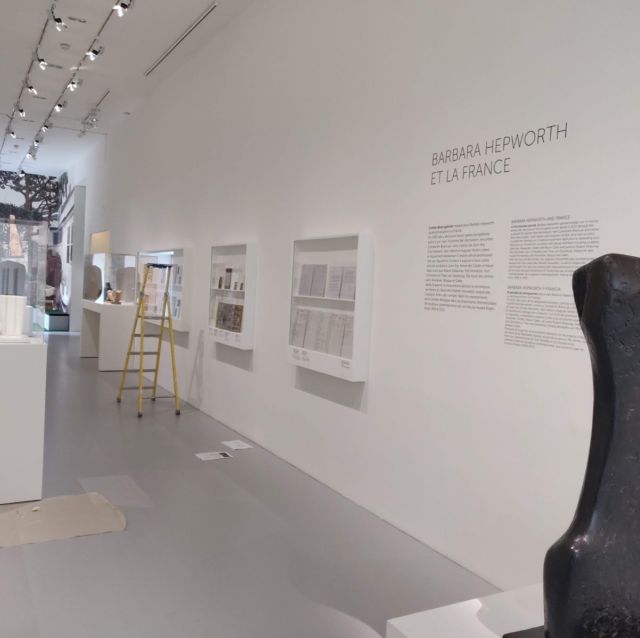 Mur de texte d'exposition Barbara Hepworth et la France avec vitrines de documents