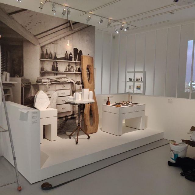 Reconstitution scénographique d'un atelier d'artiste avec décor photographique grand format