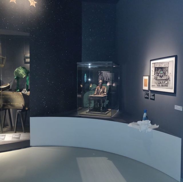 Scénographie sombre étoilée avec vitrine mise en scène d'un atelier et mannequin