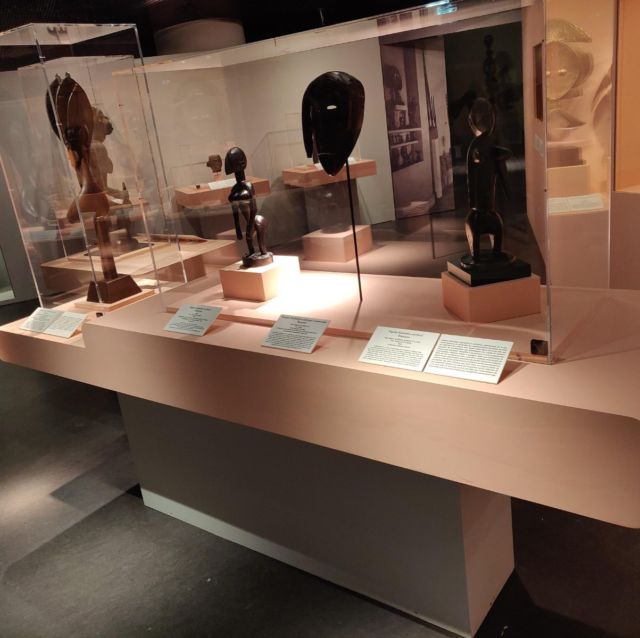 Vitrine d'exposition présentant des statuettes et sculptures en bois d'art africain