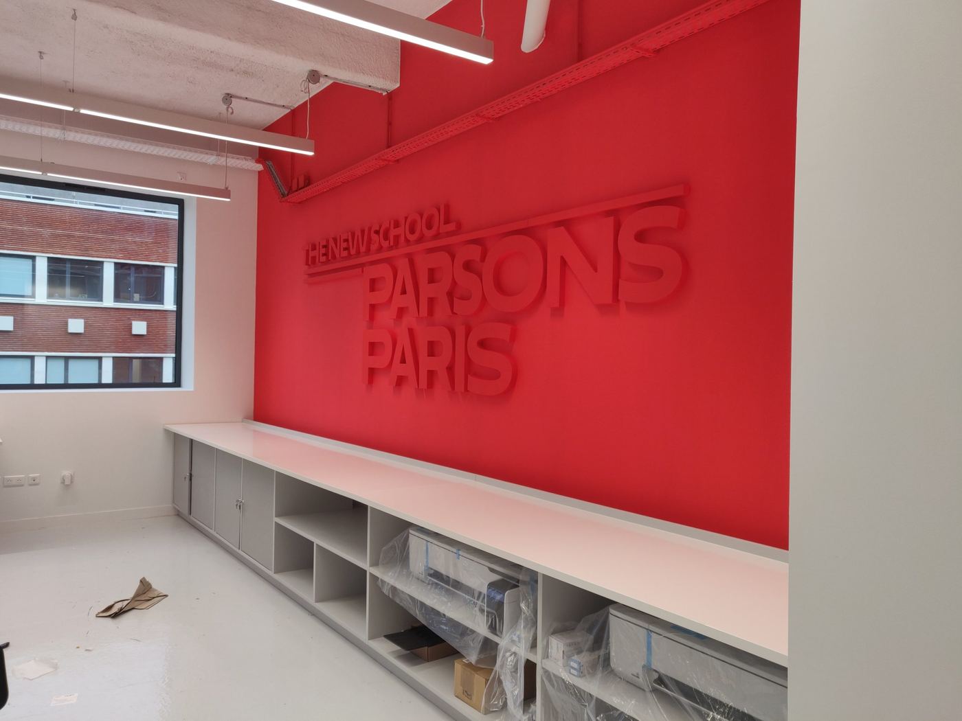 Enseigne murale en lettres découpées 3D pour The New School Parsons Paris