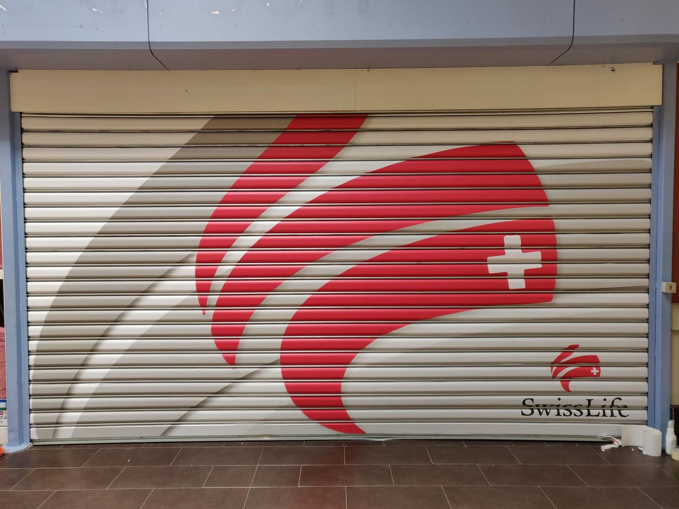 Habillage de rideau métallique de devanture pour SwissLife