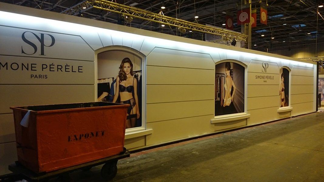 Habillage de stand de salon pour la marque de lingerie Simone Pérèle Paris