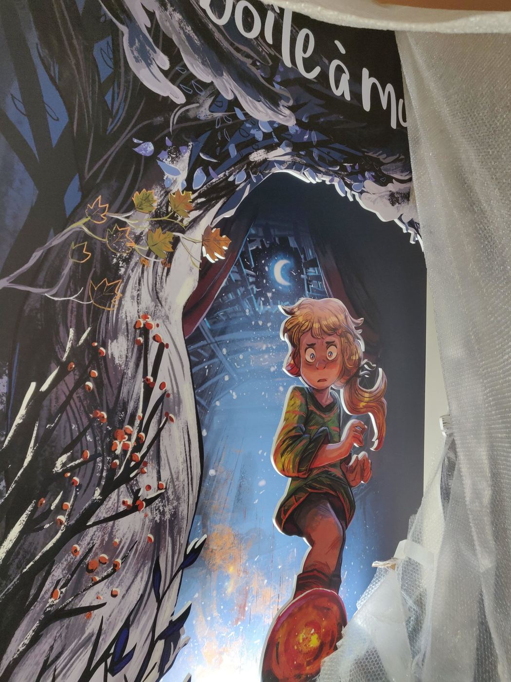 Illustration scénographique d'un enfant fuyant dans une forêt nocturne