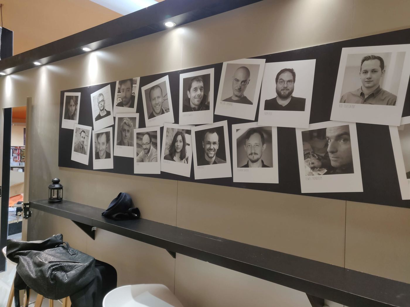 Mur d'exposition façon polaroid avec portraits noir et blanc d'auteurs de bande dessinée