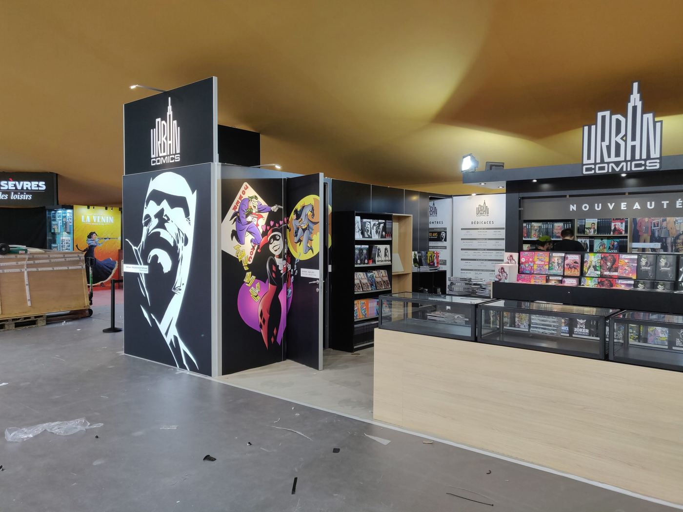 Stand Urban Comics habillé aux couleurs de Batman, Joker et Harley Quinn